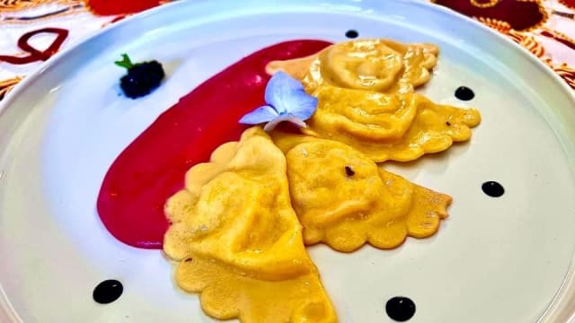 Ravioli farciti di baccalà, vellutata di patata viola e caviale siberiano - Antica Osteria San Pietro 1850