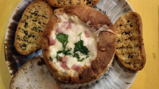 Pão alentejano tradicional recheado com queijo e bacon - El Toro Nazaré, Nazaré