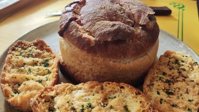 Pão naya vegano recheado com, coentros, milho, vegetais e cogumelos - El Toro Nazaré, Nazaré