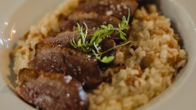 Peito de pato corado na frigideira com especiarias, flor de sal e arroz de fumeiro - DegustAR Lisboa