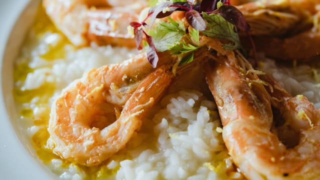 Gambas salteadas em azeite, alho e louro, arroz “caldoso” de limão - DegustAR Lisboa