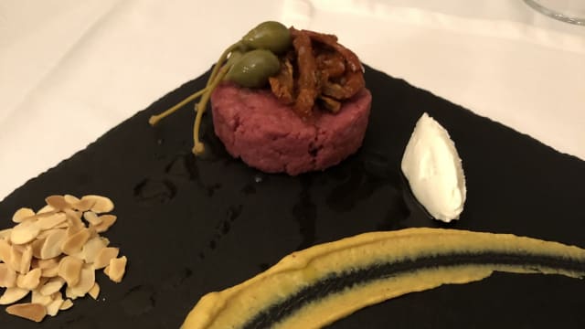 Tartare di Fassona con Stracciatella Affumicata e Frutto del Cappero - Osteria Caccianferno