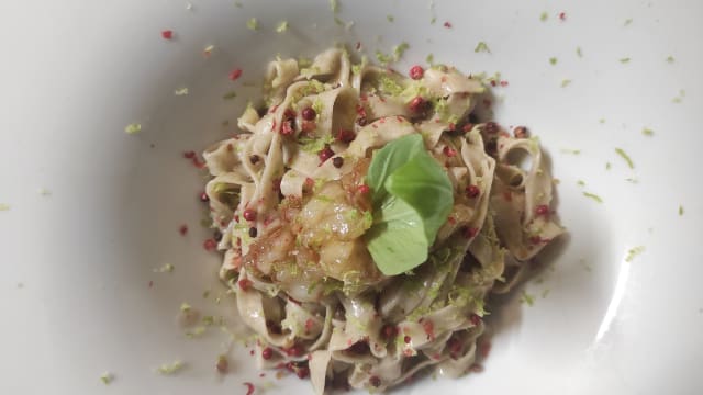 Tagliolini di segale al lime, pepe rosa e tartare gamberi - Golf Cafè