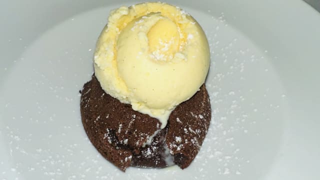 Semi-cocked chocolate cake with vanilla ice cream. - Côté Saint-Germain, Paris