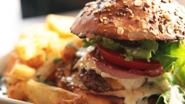 Burger, Fries, Coleslaw and Salad - Rush Bar