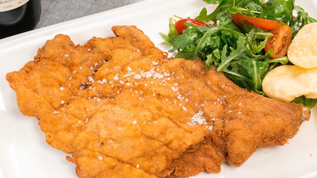 Cotoletta di vitello alla milanese con rucola e pomodorini (1,3) - La Rotonda di Lomazzo Ristorante e Pizzeria