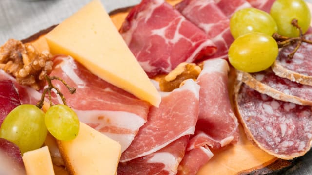 Tagliere di salumi e formaggi del territorio accompagnato da fichi freschi e tigelle Modenesi  (1,7,8,9,12) - La Rotonda di Lomazzo Ristorante e Pizzeria