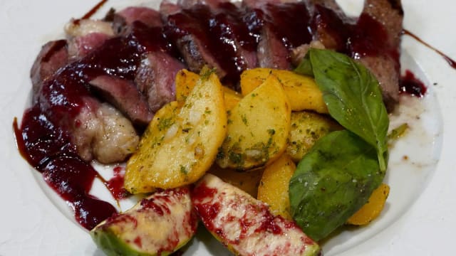 Magret de canard rôti au miel de fruits de rouges. - OH' 102, Paris