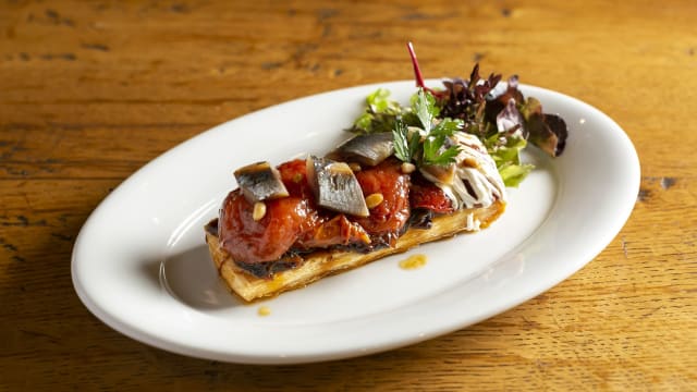 Milhojas de tomate con sardina ahumada y crema agria de yogur - Mussol - C.C. Arenas, Barcelona