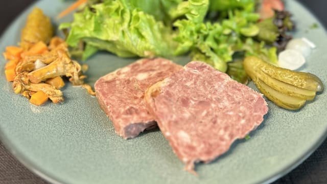 Terrine de chevreuil à l’armagnac garnie  - Auberge l"Epi d'Or