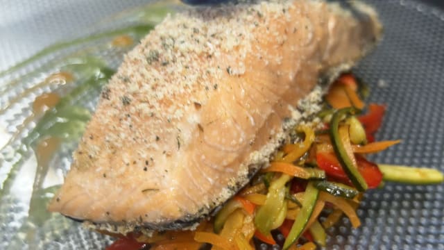 Trancio di salmone in crosta di pane ai profumi di montagna con contorno  - San Remo, Malcesine