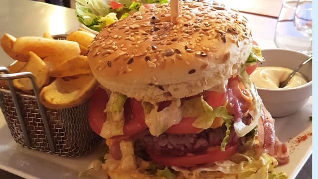 Le Cheeseburger de l'Envers.. - L'Envers du Décor - Théâtre Tristan Bernard 8ème, Paris