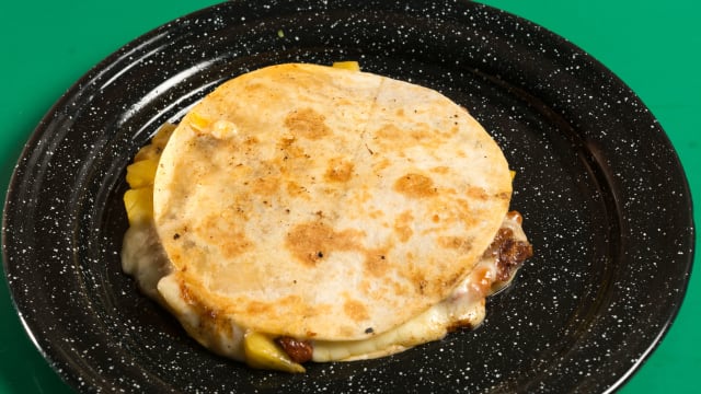 La clásica gringa en tortilla de harina de trigo, rellena de carne al pastor, queso fundido, piña y cebolla - La Republica del Taco