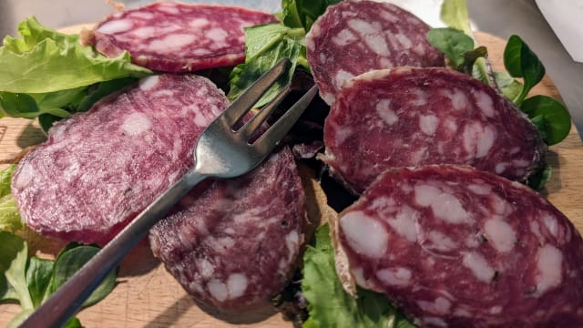 Puro salame ferrarese all'aglio, fatto in mezza campagna senza conservanti e coloranti, tagliato al coltello e servito con il nostro pane caldo - Grill Park Ferrara ristorante - braceria