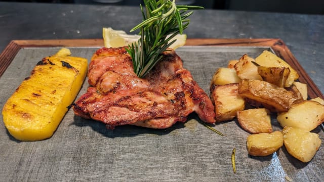 Succoso e morbido pollo disossato (circa 230 gr a crudo), con leggera marinatura sottovuoto in salsa bbq cotto alla brace con patate al forno e polenta - Grill Park Ferrara ristorante - braceria