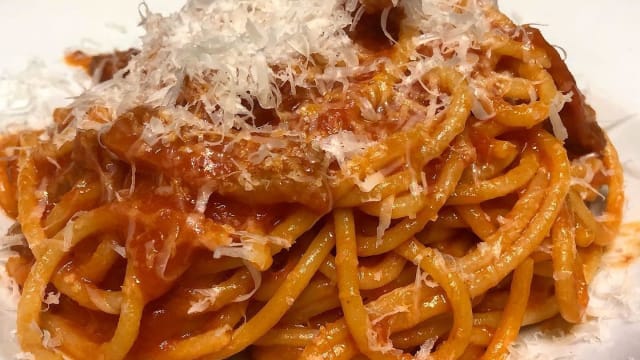 Spaghetti all’amatriciana (guanciale, cipolla, pomodoro e pecorino romano DOP) - Ristorante Pizzeria La Vittoria, Roma