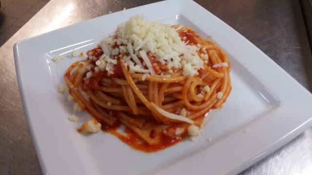 Spaghettoni al sugo di cipolla - Trattoria Siro, Bologna