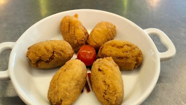 Croquetas rabo de toro - PISCO Y TAPA