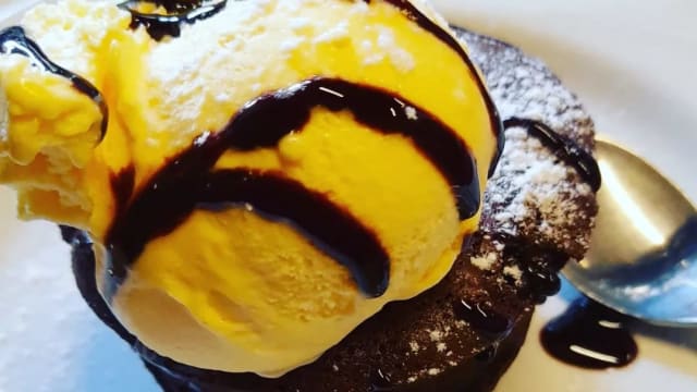 Tortino Al Cioccolato Con Gelato - Osteria Cadevilla