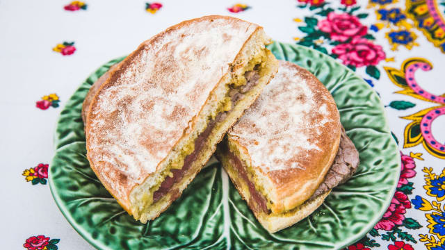 Prego do lombo em bolo do caco - Petisqueira Conqvistador, Lisbon