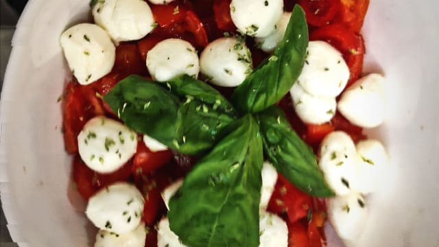 Pomodoro ciliegino, ciliegine di mozzarella di bufala campana D.O.P, basilico fresco - Bottega della Pizza, Acireale