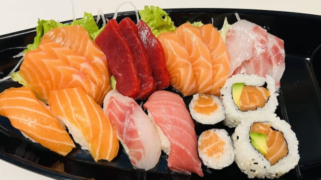 Sushi/sashimi - (12 sashimi, 4 nigiri, 4 maki) - Fujiyama Sushi - solo alla carta 