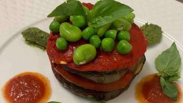 millefoglie di melanzane zucchine e pomodoro con pesto alle mandorle e basilico - Andreas Restaurant, Taormina