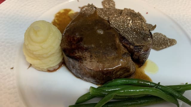 filetto di manzo con tartufo fresco e salsa al pinot nero - Andreas Restaurant, Taormina