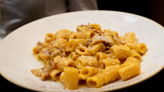 Mezze maniche alla carbonara - Maxela, Rome