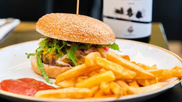 Cheeseburger di Chianina IGP   con patate fritte   - Maxela, Rome