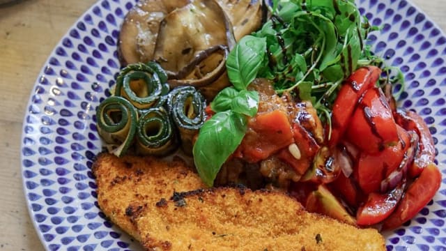 COTOLETTE DI POLLO, VERDURE GRIGLIATE E CAPONATA SICILIANA - Rusidda, Paris