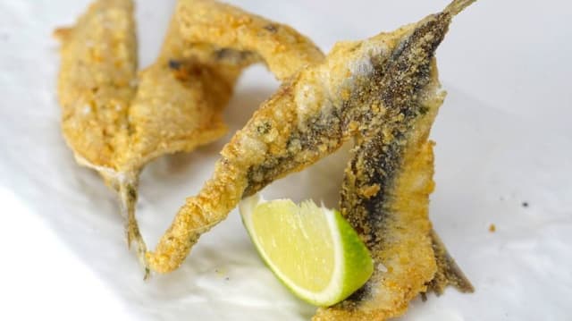 Boquerones desespinados y fritos en Ajilimón y Perejil - Surtopía, Madrid