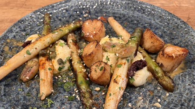 Scallops with parsnip purée and sauteed asparagus - La Table des Anges