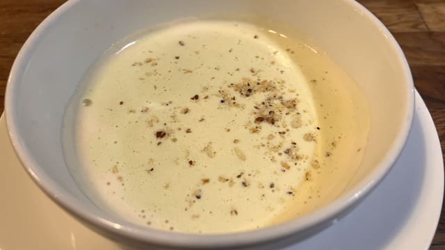 Asparagus’ velouté with wild garlic emulsion and hazelnuts - La Table des Anges