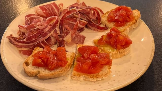 Spalla di Pata Negra con Pan Y Tomate - Enoteca To Wine