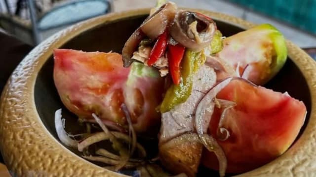 Ensalada de tomate con anchoas, aguacate y vinagreta de teriyaki - Napai Majadahonda, Majadahonda