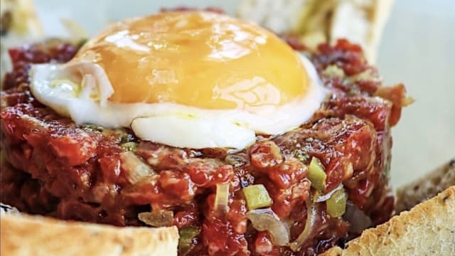 Steak tartar con huevo frito trufado - Napai Majadahonda, Majadahonda