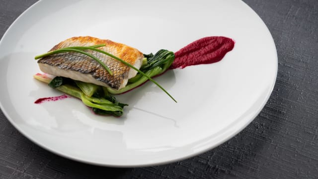 Trancio di branzino su crema di rapa rossa e pak-choi spadellato  - Vicolo del Gusto