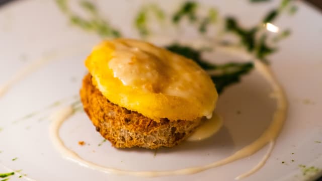 Uovo in doppia cottura su crostone croccante, accompagnato con mousse agli spinaci e fonduta di parmigiano - Vicolo del Gusto, Reggio Emilia