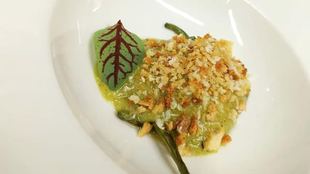 Uovo pochè, Crema di Zucchine, Crumble di Pane Aromatizzato al Rafano Lucano e Fagiolini - Fuoco di Vino