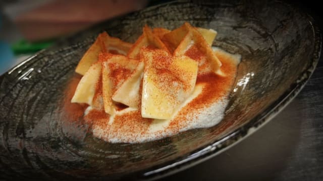 Ravioli di salsiccia pezzente di antico suino nero lucano di nostra produzione, spuma di pallone di gravina e limone candito - Fuoco di Vino