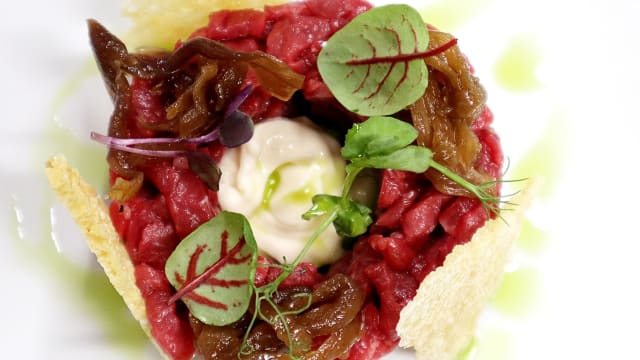 Tartare di manzo, senape al mosto di uva, Maionese di Vitello e Croccante al Pecorino - Fuoco di Vino