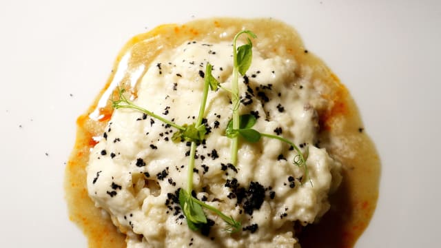 Risotto con Braciolette e Spuma di Caciocavallo Podolico di Accettura con Polvere di Olive Nere - Fuoco di Vino