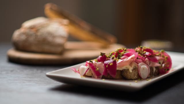 Bruschettone con Crema di Gorgonzola, Mortadella, Cipolle Caramelate, Granella di Pistacchio e Ravanello - Poldo e Gianna Osteria, Rome