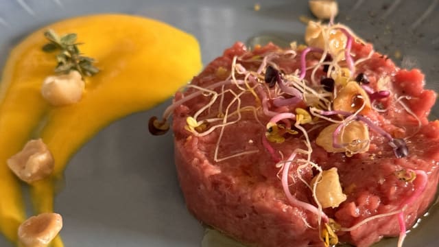 Tartare di manzo locale, salsa di yogurt allo zafferano e nocciole - Hortus Natural Living