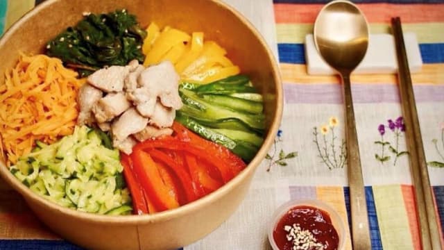 Bibimbap Au Poulet En Pot Grésillant - Dotori, Cuisinne Coréenne, Montreux