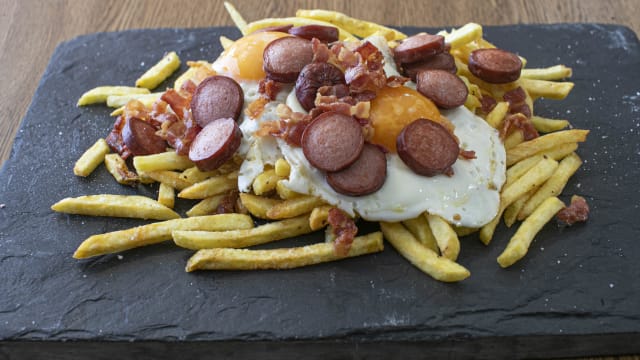 Huevos sin romper con Bacon y Salchichas (Opcion Sin Gluten) - Ribera de la Jarosa