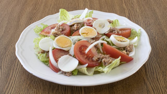 Ensalada mixta (lechuga, cebolla, tomate, atun y huevo - Ribera de la Jarosa, Guadarrama