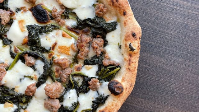 Salsiccia e Friarielli - Vela Pizza e Tradizioni