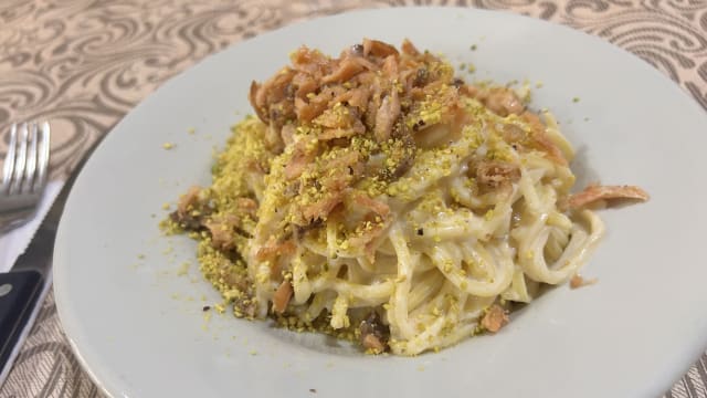 Spaghetti in crema di parmiggia no con salmone croccante e pistacchio - Prato Verde